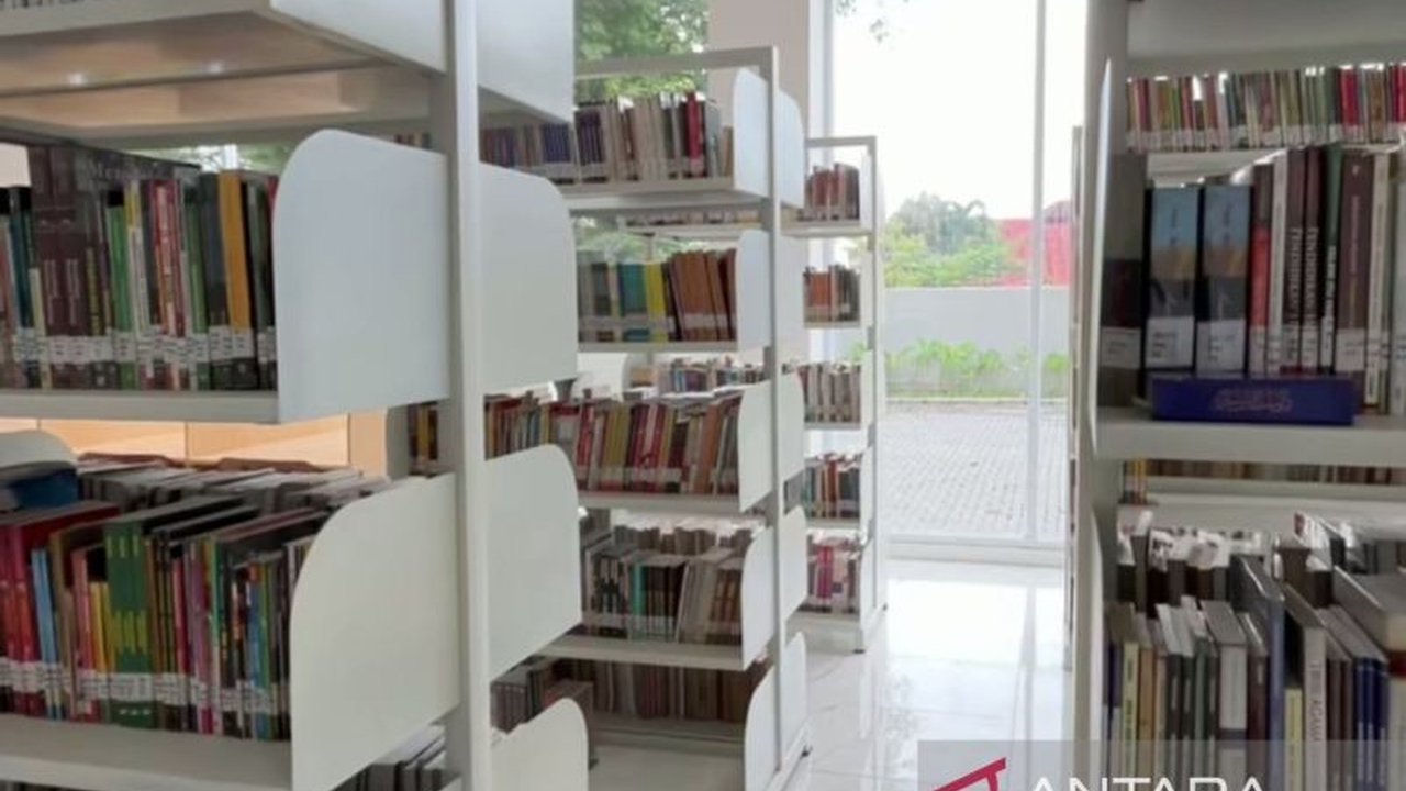 Bupati Bantul, Halim Muslih, menekankan pentingnya peningkatan literasi sebagai dasar pembangunan berkelanjutan di Bantul, ditandai peresmian gedung perpustakaan umum yang juga mengakomodasi teknologi digital dan kebutuhan masyarakat difabel.