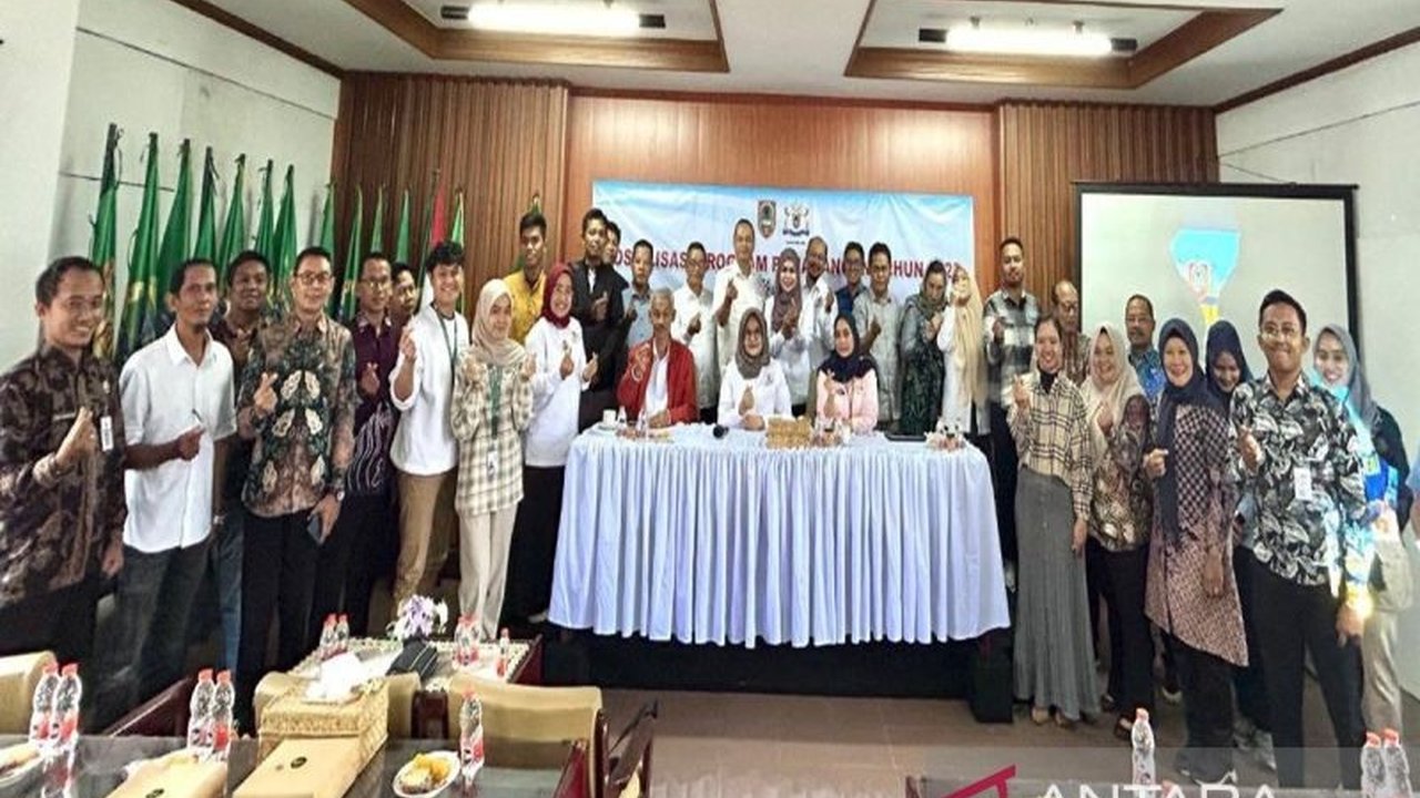 Pemerintah Provinsi Kalimantan Selatan dan Kadin Kalsel menggelar sosialisasi Program Pemagangan Dalam Negeri 2025 untuk meningkatkan kompetensi dan penyerapan tenaga kerja di Kalimantan Selatan.