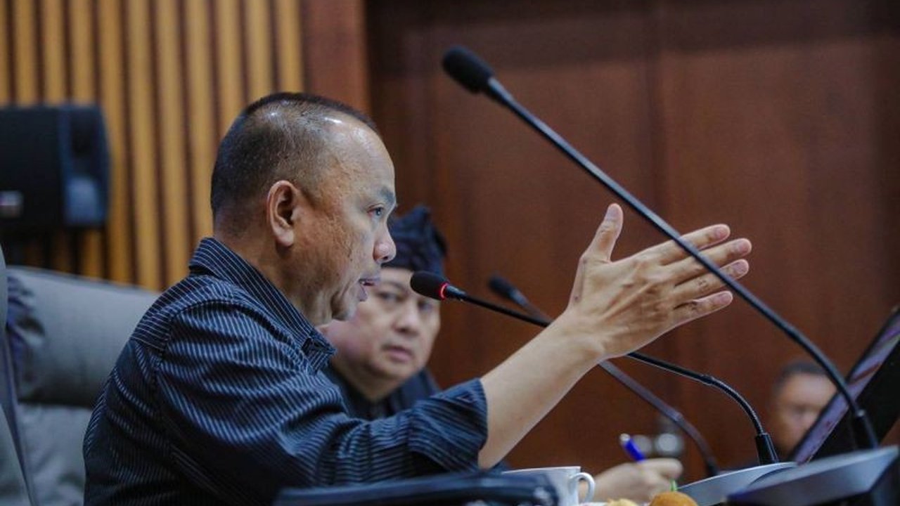 Pemkot Bandung memastikan transisi kepemimpinan dari Penjabat Wali Kota A Koswara ke Muhammad Farhan-Erwin berjalan kondusif, dengan fokus pada penyelarasan RPJMD, evaluasi APBD 2025, dan optimalisasi anggaran.