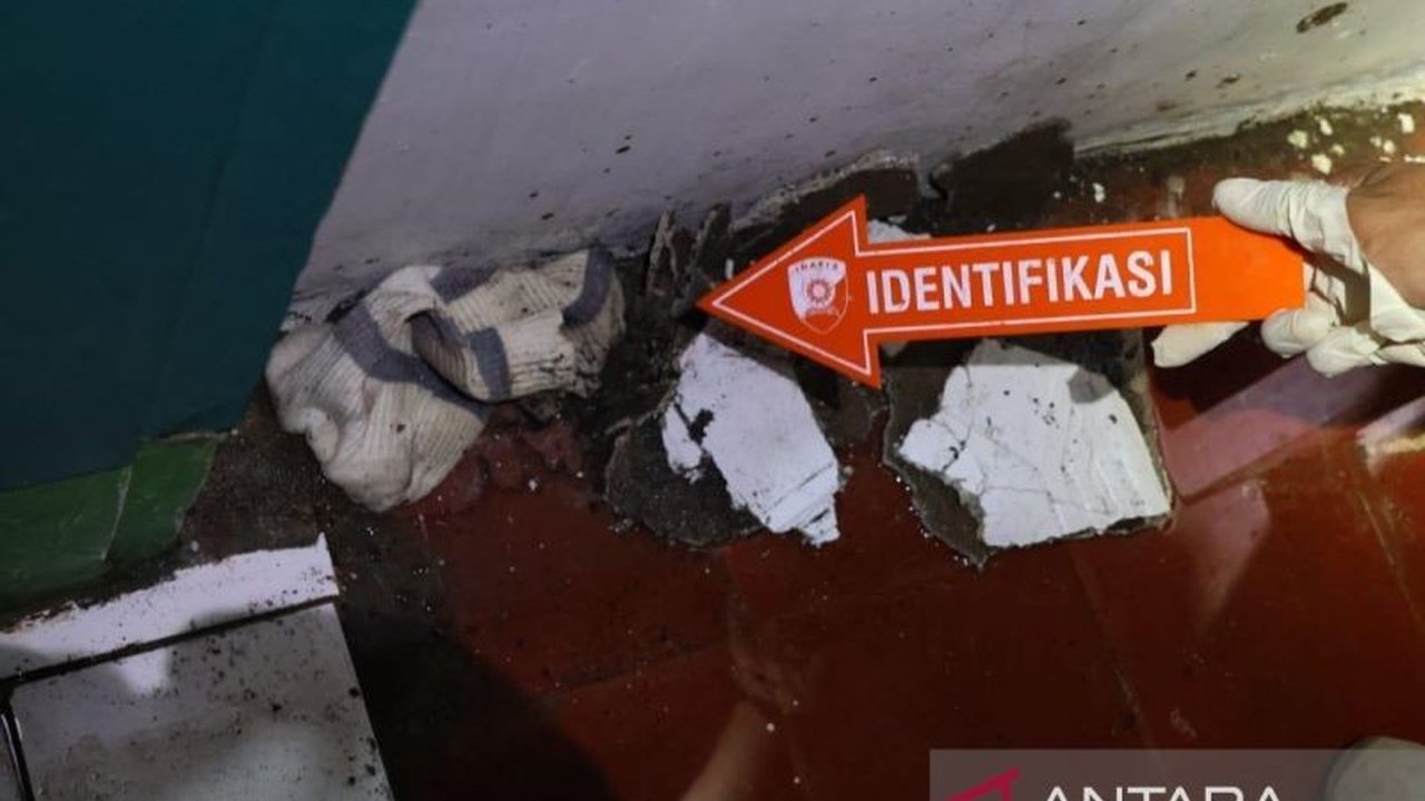 Polisi Bandung melakukan ekshumasi jasad pria 60 tahun yang ditemukan tewas dengan luka kepala di Kabupaten Bandung; penyelidikan mendalam dilakukan untuk mengungkap penyebab kematian dan motif pembunuhan.