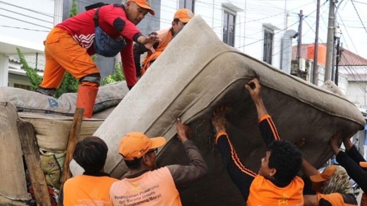 Sebanyak 150 petugas PPSU membersihkan sampah dan lumpur sisa banjir di Cengkareng, Jakarta Barat, setelah genangan hingga 40cm menyebabkan penumpukan sampah di saluran air.