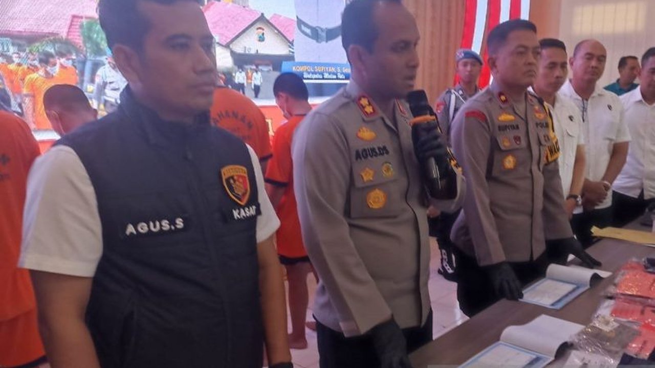 Polisi Polres Madiun Kota menangkap dua pelaku pembobolan brankas PT Arta Dwitunggal Abadi di Madiun, Jawa Timur, dengan kerugian Rp52 juta; satu pelaku merupakan mantan karyawan.