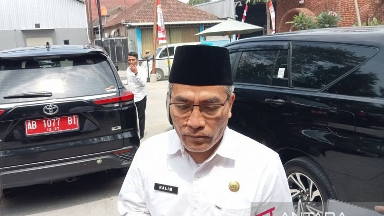 Menanggapi jebolnya dam di Sungai Progo, Kementerian PUPR akan melarang penambangan pasir di aliran sungai tersebut guna melindungi konstruksi jembatan dan sistem irigasi di Bantul, Yogyakarta.