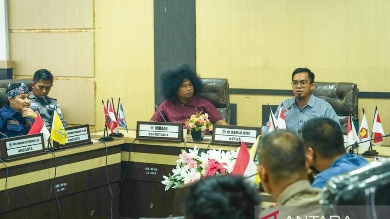 DPRD dan Pemkot Kendari sepakat memberantas peredaran minuman keras ilegal di Kota Kendari, menindak tegas penjual tanpa izin, dan mengurangi angka kriminalitas terkait miras.