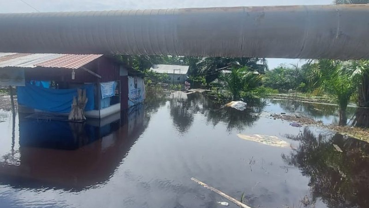 Hujan deras di Siak, Riau menyebabkan banjir dan memaksa 50 warga dari 15 KK di Kampung Dosan mengungsi; Dinsos dan BPBD mendirikan tenda pengungsian dan dapur umum.