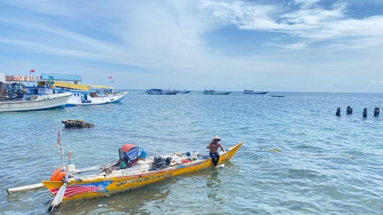 Nelayan Takalar berjuang menghadapi musim barat dengan segala tantangannya, berupaya bertahan di tengah paceklik dan berharap bantuan pemerintah dapat meningkatkan kesejahteraan mereka.