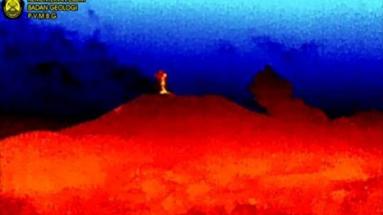 Gunung Ili Lewotolok di Lembata, NTT, mengalami empat kali erupsi pada 29 Januari 2024 dengan ketinggian asap mencapai 300 meter; warga sekitar dan pendaki diminta untuk waspada dan menjauhi radius bahaya.