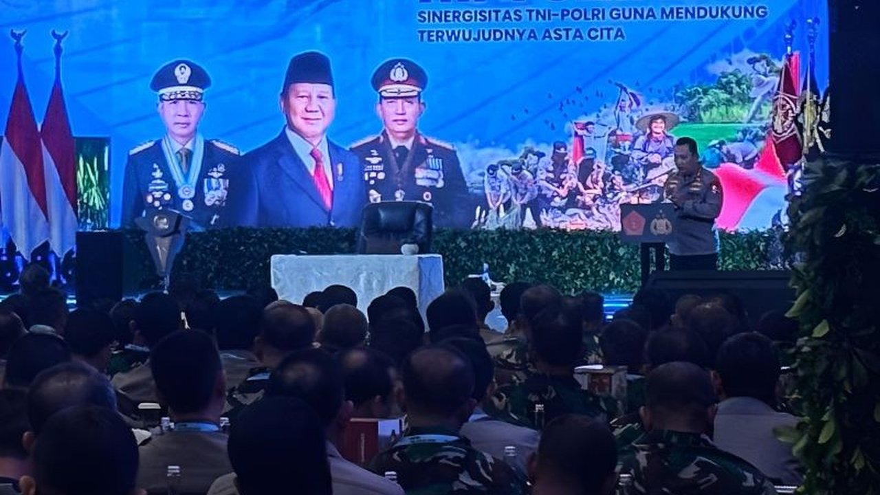 Kapolri Jenderal Listyo Sigit Prabowo memaparkan sejumlah keberhasilan TNI-Polri pada 2024 kepada Presiden Joko Widodo, meliputi program ketahanan pangan, pencegahan kejahatan, dan peningkatan sinergi antar lembaga.