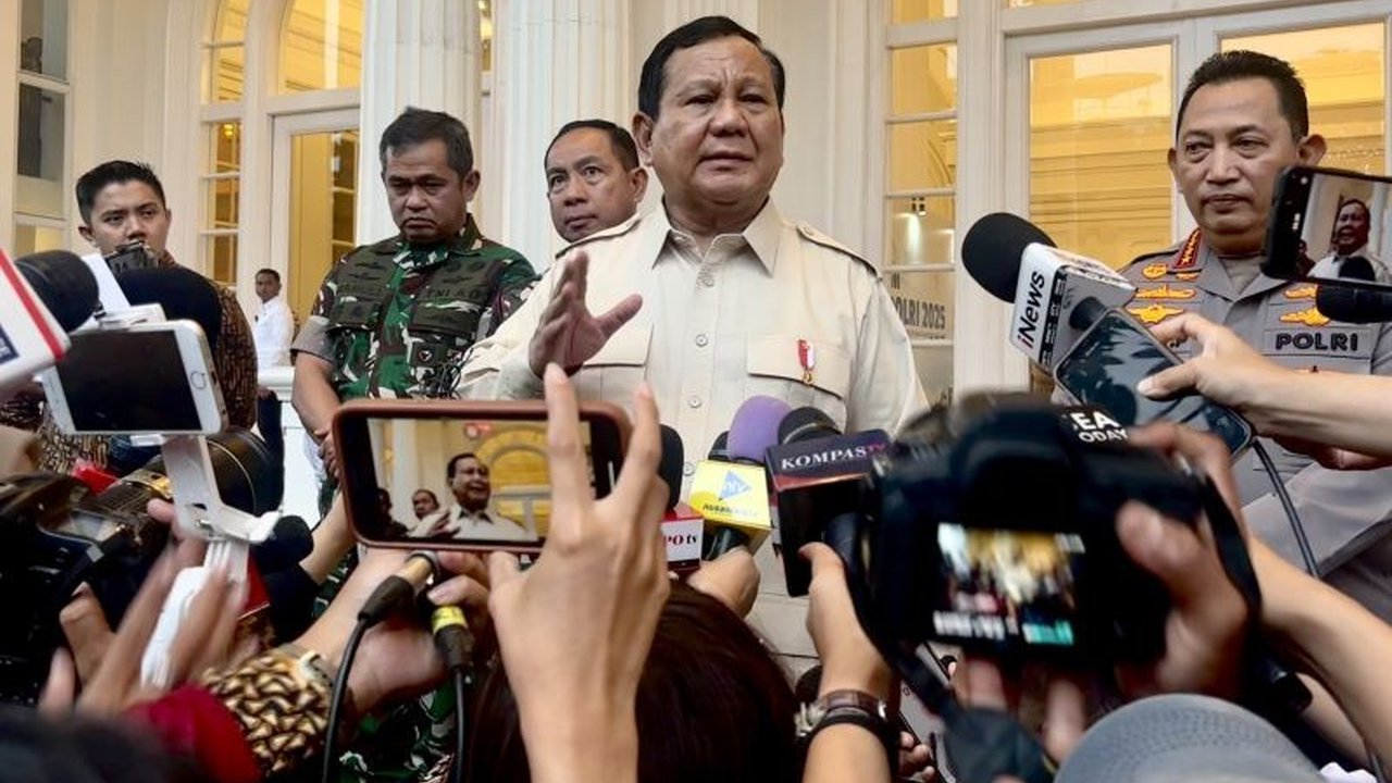 Presiden Prabowo Subianto memperingatkan upaya pelemahan TNI dan Polri sebagai strategi musuh untuk menghancurkan negara, menekankan pentingnya kekuatan militer dan kepolisian dalam menjaga kedaulatan Indonesia.
