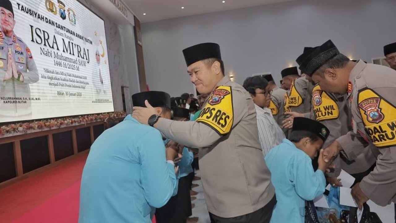 Polres Blitar menggelar peringatan Isra Mi'raj sekaligus santunan untuk 50 anak yatim piatu di Aula Mapolres Blitar pada Kamis, 30 Januari, sebagai bentuk kepedulian sosial dan peningkatan ketakwaan.