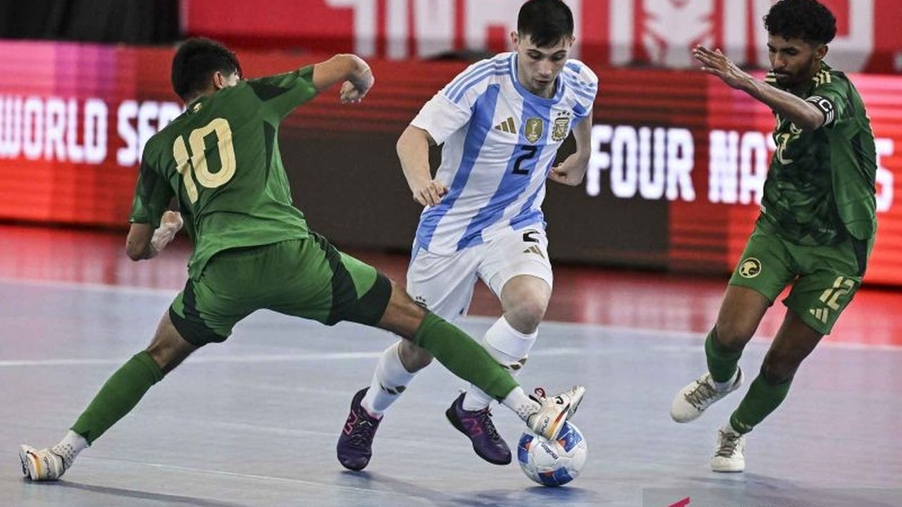 Argentina berhasil mengalahkan Arab Saudi dengan skor 8-7 dalam pertandingan menegangkan di 4 Nations World Series 2025 di Jakarta, meskipun sempat tertinggal dua gol.