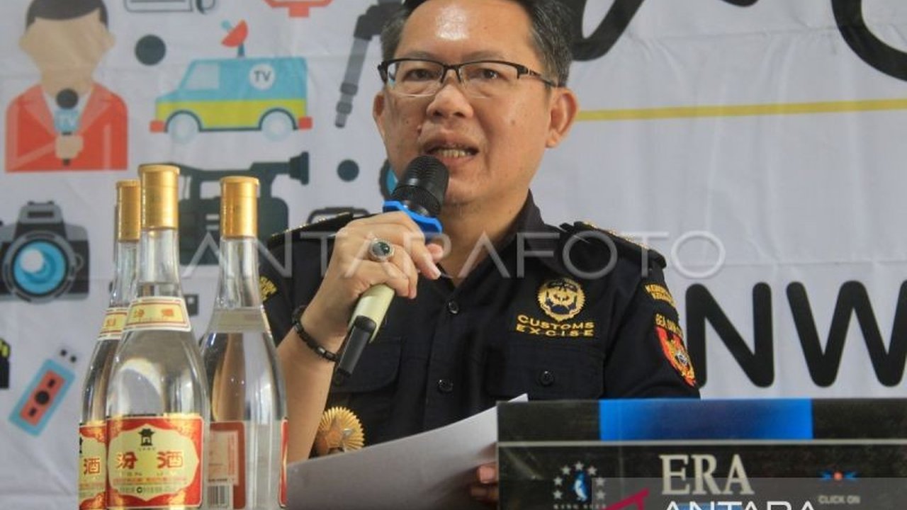 Direktorat Jenderal Bea dan Cukai Kalimantan Bagian Barat (DJBC Kalbagbar) berhasil melampaui target penerimaan negara tahun 2024, mencapai Rp2,37 triliun, sekaligus mendorong peningkatan ekspor UMKM.