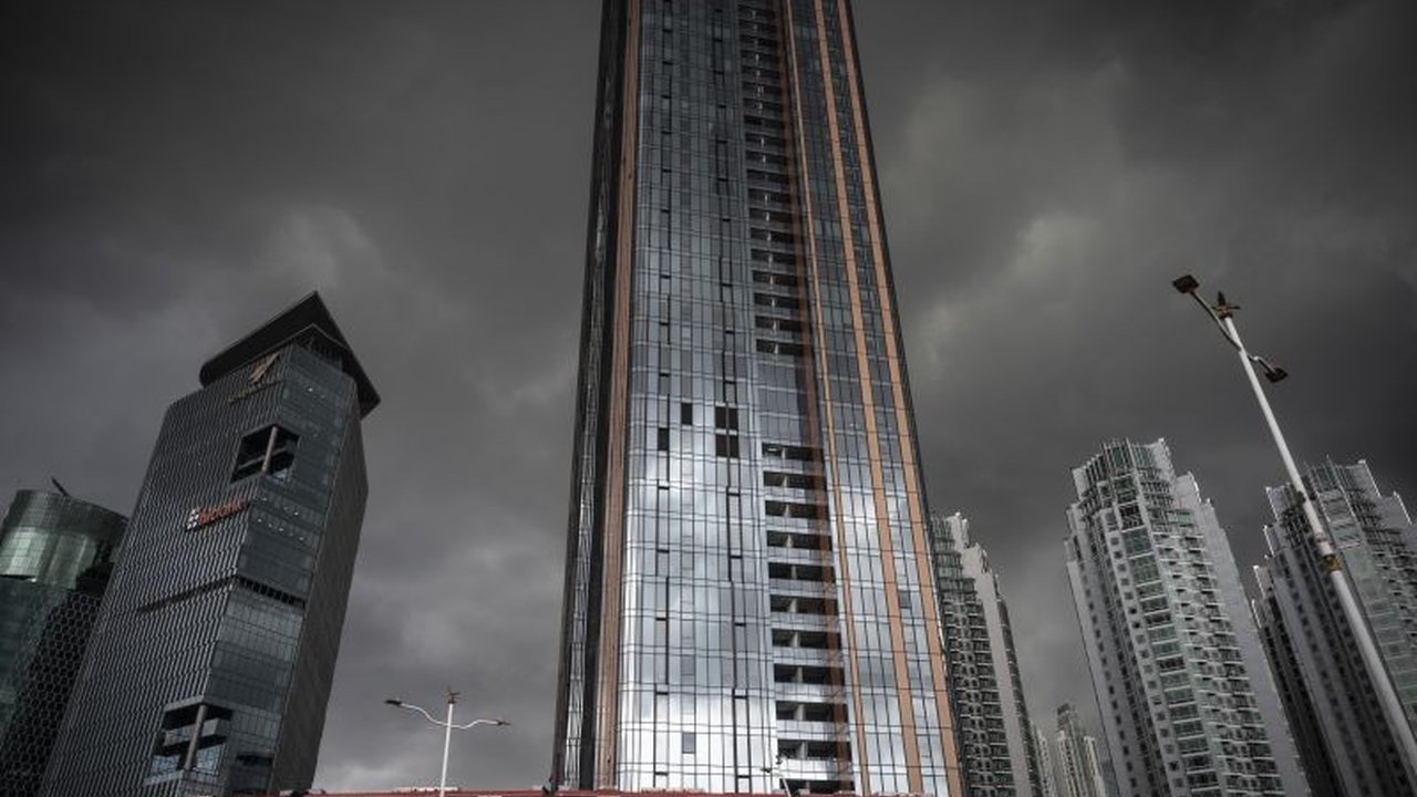 BMKG memprediksi hujan lebat masih akan melanda Jakarta hingga 31 Januari 2025, dengan potensi genangan, banjir, dan tanah longsor; masyarakat diimbau waspada dan pantau informasi cuaca terkini.