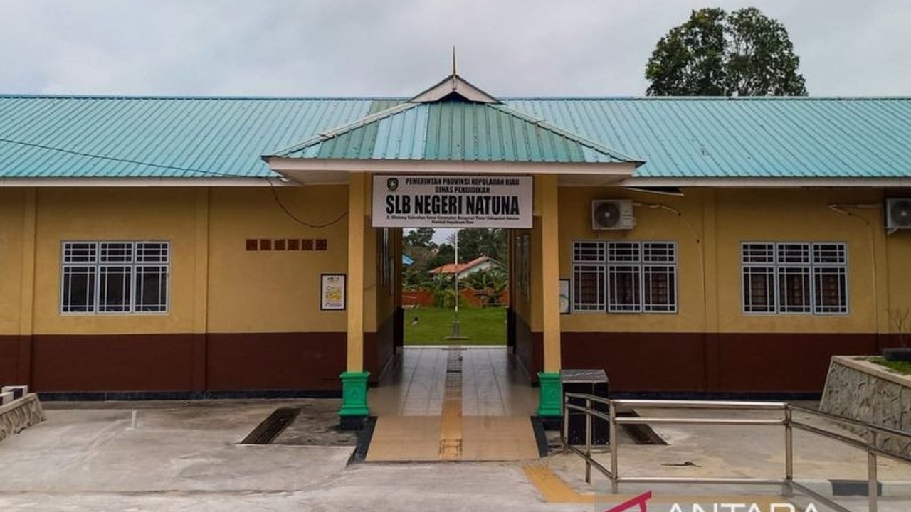 Pemerintah Kabupaten Natuna menetapkan 71 sekolah sebagai lokasi Program Makan Bergizi Gratis (MBG) yang akan diimplementasikan bertahap hingga 2029, menargetkan 4.080 siswa pada tahap awal.