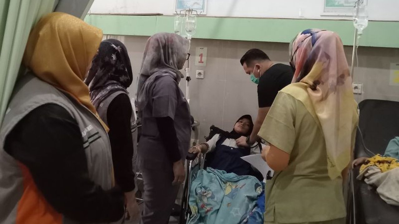 Tujuh anggota keluarga di Garut mengalami keracunan setelah mengonsumsi jamur liar, namun kini kondisi mereka berangsur membaik berkat penanganan intensif dari Dinas Kesehatan setempat.