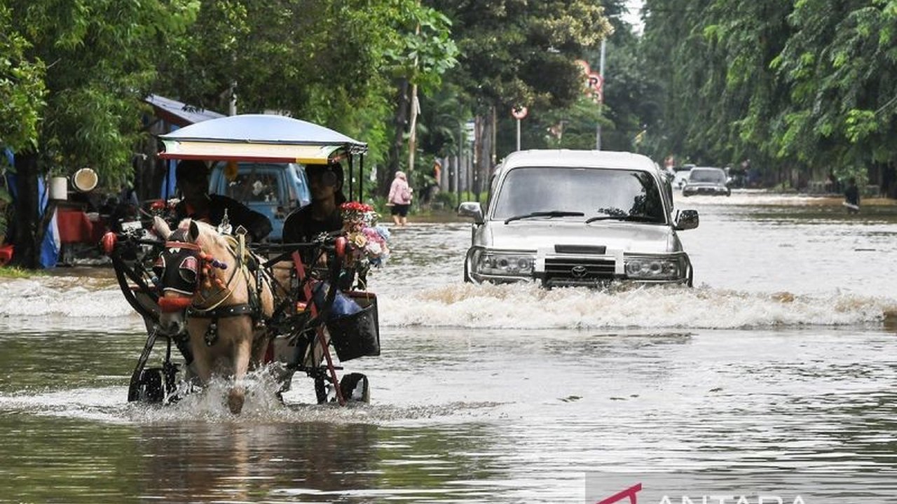 BPBD DKI Jakarta masih menangani banjir di sejumlah RT dan ruas jalan setelah hujan ekstrem pada 28-29 Januari 2024, dengan pendistribusian logistik dan upaya penyedotan air.