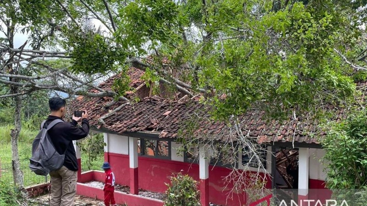 Pemerintah Kabupaten Cianjur memprioritaskan pembangunan lebih dari 2.500 ruang kelas sekolah rusak akibat bencana alam, dengan alokasi anggaran Rp20 miliar dan harapan tambahan dana dari Kementerian PUPR.