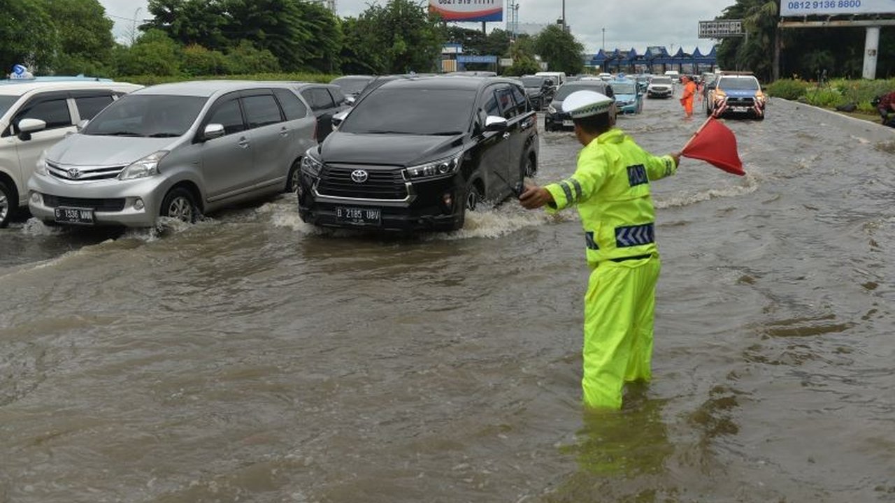 Banjir di Tol Soedyatmo KM 26 dan sekitarnya menyebabkan pengalihan arus lalu lintas menuju Bandara Soekarno-Hatta,  pengguna jalan diimbau berangkat lebih awal.