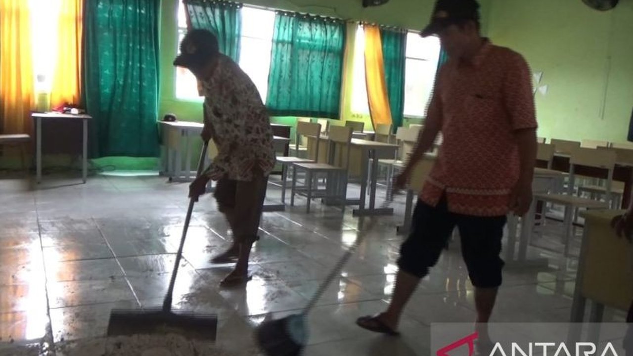 Hujan deras dan angin kencang menyebabkan plafon dua sekolah di Semarang, SMAN 6 dan SMKN 9, ambrol pada 30 Januari 2024,  namun  tidak ada korban jiwa dan pembelajaran tetap berlangsung.