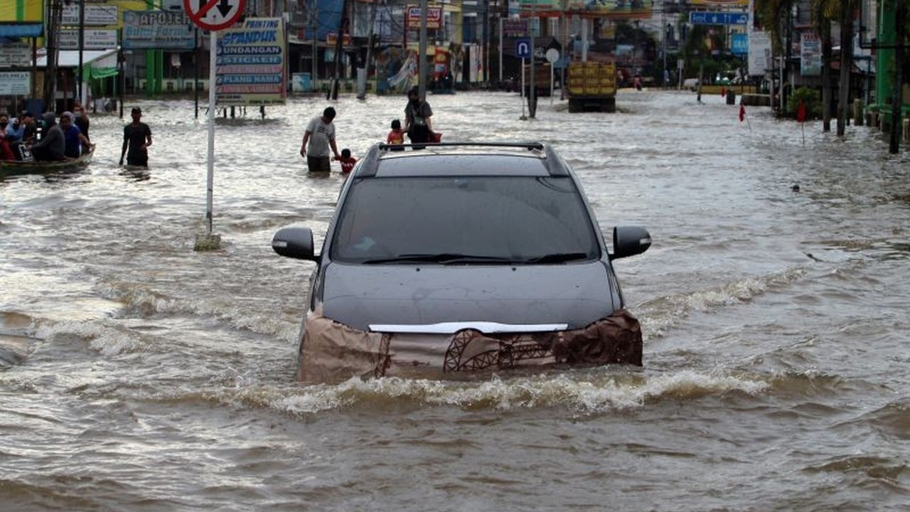 Banjir merendam mobil? Jangan panik! Simak langkah-langkah penanganan kerusakan mobil terendam banjir, mulai dari tindakan pertama hingga perawatan di bengkel profesional, termasuk tips khusus untuk mobil terendam air laut.