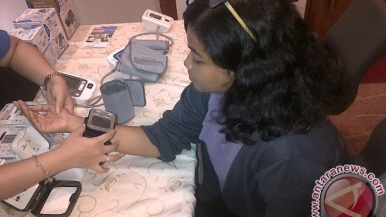 Konsumsi makanan 'all you can eat' terlalu sering meningkatkan risiko hipertensi karena kandungan lemak jenuh dan garam tinggi pada makanan, terutama daging merah;  ahli menyarankan pola makan seimbang dan olahraga rutin untuk mencegahnya.