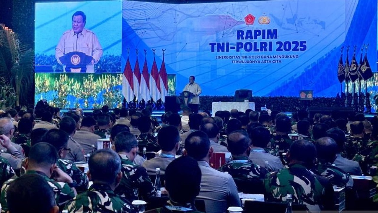 Presiden Prabowo Subianto mengingatkan TNI-Polri bahwa senjata dan gaji mereka berasal dari rakyat, sehingga menuntut pengabdian dan dedikasi yang tinggi untuk bangsa dan negara.