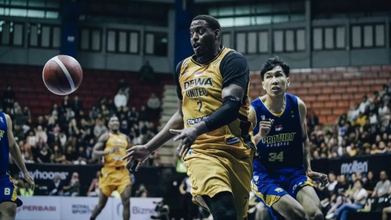 Pelatih Dewa United, Pablo Favarel, menilai timnya bermain solid meskipun kalah tipis dari Prawira Bandung di IBL 2025, dan optimis menatap laga selanjutnya.