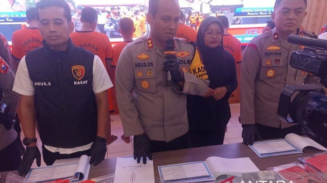 Polres Madiun Kota berhasil menangkap lima tersangka pencurian kendaraan bermotor (curanmor) yang telah beraksi di 19 tempat kejadian perkara (TKP) berbeda di wilayah hukumnya, dengan modus operandi yang beragam.
