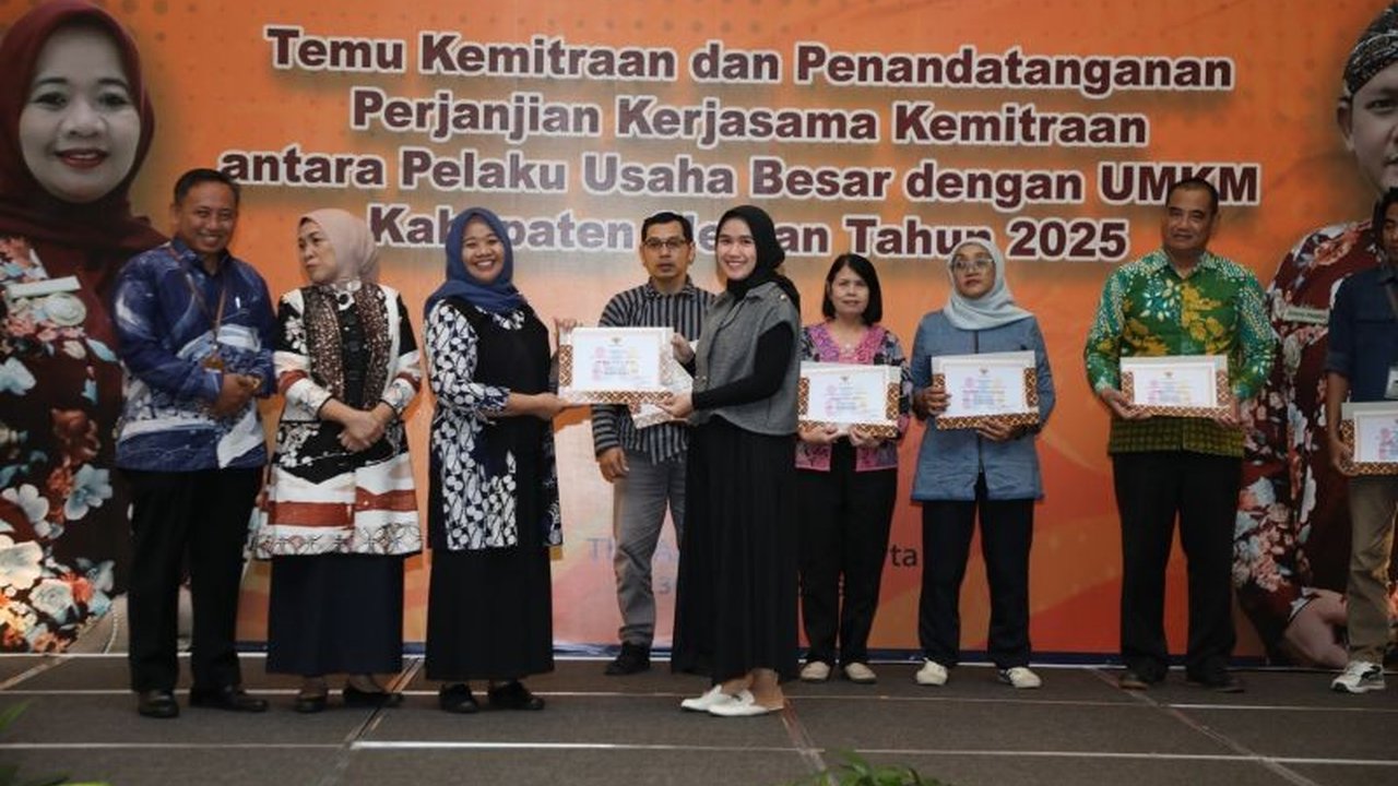 Pemerintah Kabupaten Sleman memfasilitasi kemitraan antara 16 pelaku usaha besar dan 67 UMKM untuk mendorong pertumbuhan ekonomi lokal, ditandai dengan penandatanganan kerja sama dan pemberian sertifikat apresiasi.