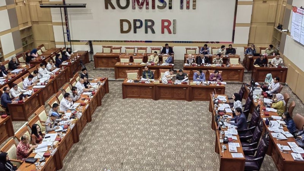 Komisi III DPR mendesak aparat penegak hukum untuk selalu menaati UU SPPA dalam menangani kasus empat anak di bawah umur di Tasikmalaya, Jawa Barat, yang diduga mengalami pelanggaran prosedur pemeriksaan.