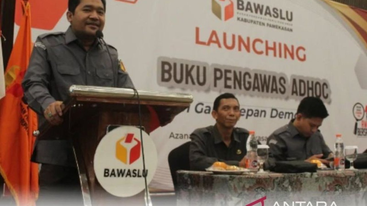Bawaslu Pamekasan menerbitkan buku 'Di Garis Depan Demokrasi' yang mendokumentasikan hasil pengawasan Pemilu 2024 di Pamekasan, Jawa Timur, sebagai upaya meningkatkan literasi dan perbaikan pelaksanaan pemilu mendatang.