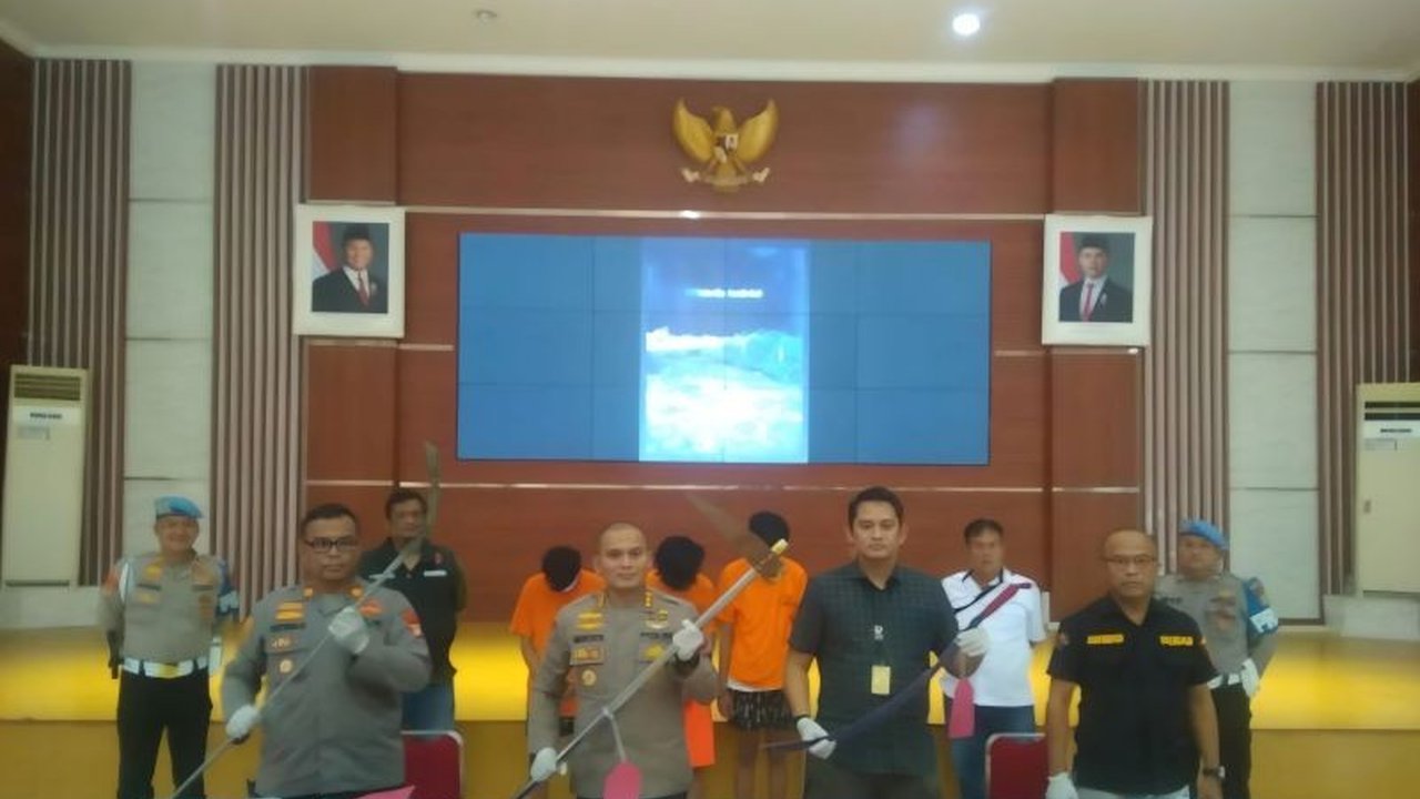 Polres Metro Bekasi menangkap empat pelaku tawuran yang mengakibatkan satu orang tewas di Kabupaten Bekasi pada Minggu, 26 Januari 2024;  para tersangka terancam hukuman 12 tahun penjara.