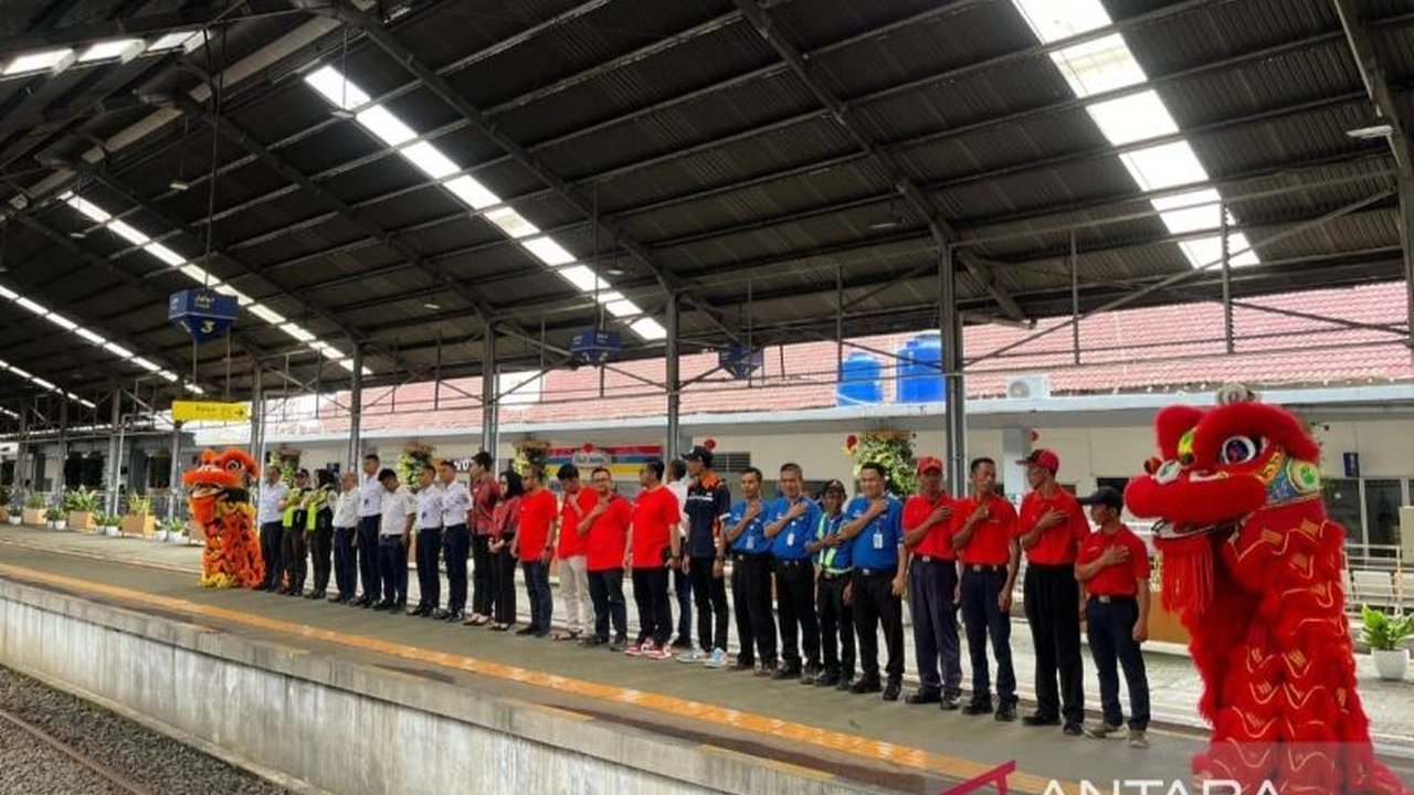 PT KAI Divre IV Tanjungkarang mengangkut 19.485 penumpang selama libur panjang Isra Miraj dan Tahun Baru Imlek 2025, meningkat signifikan dibandingkan hari biasa, dengan berbagai acara memeriahkan suasana.