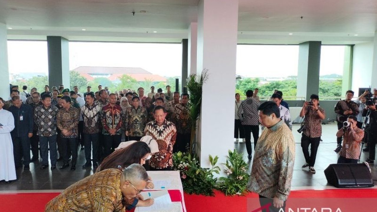 Menteri Perumahan dan Kawasan Permukiman (PKP), Maruarar Sirait, melantik ratusan pejabat eselon II, III, dan IV di Wisma Atlet Kemayoran, Jakarta, sebagai bagian dari penyempurnaan SOTK Kementerian PKP yang baru terbentuk.
