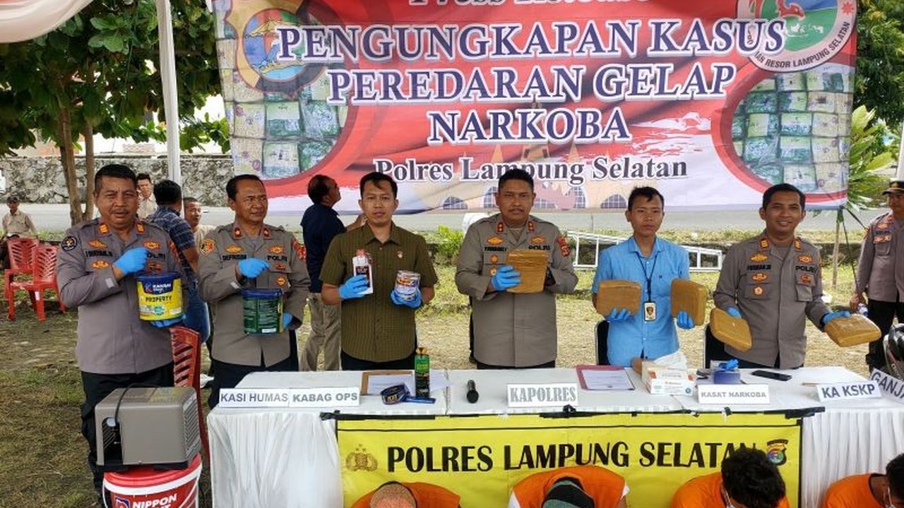 Polres Lampung Selatan membentuk Timsus Sikat Rajabasa untuk memberantas kejahatan dan memberikan rasa aman kepada masyarakat setelah berhasil menangkap pelaku pembobolan ruko di Kalianda.