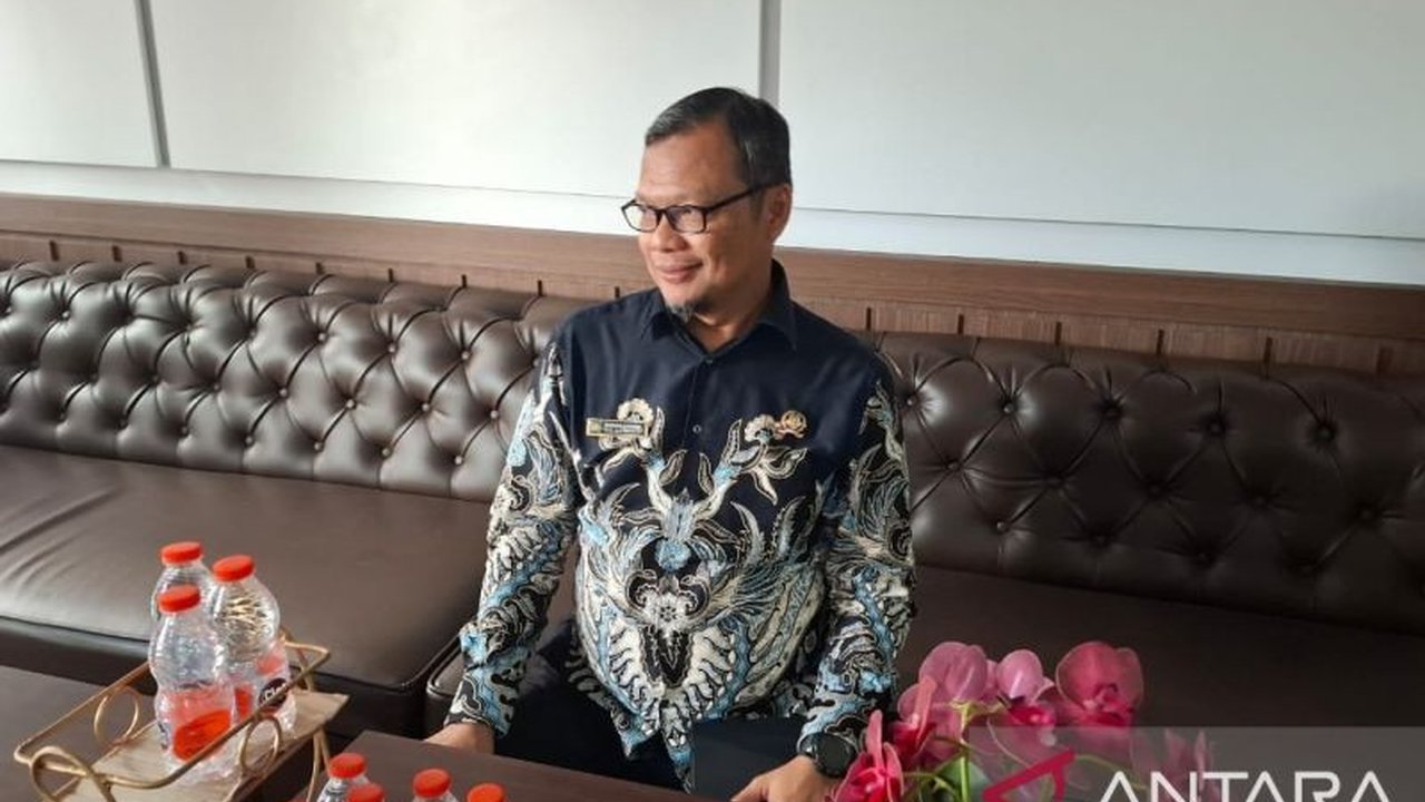 Ketua DPRD Kota Sukabumi meminta semua sekolah SMA sederajat untuk segera menyerahkan ijazah siswa tanpa syarat, menyusul adanya laporan penahanan ijazah karena tunggakan SPP, bertentangan dengan peraturan Gubernur Jawa Barat.