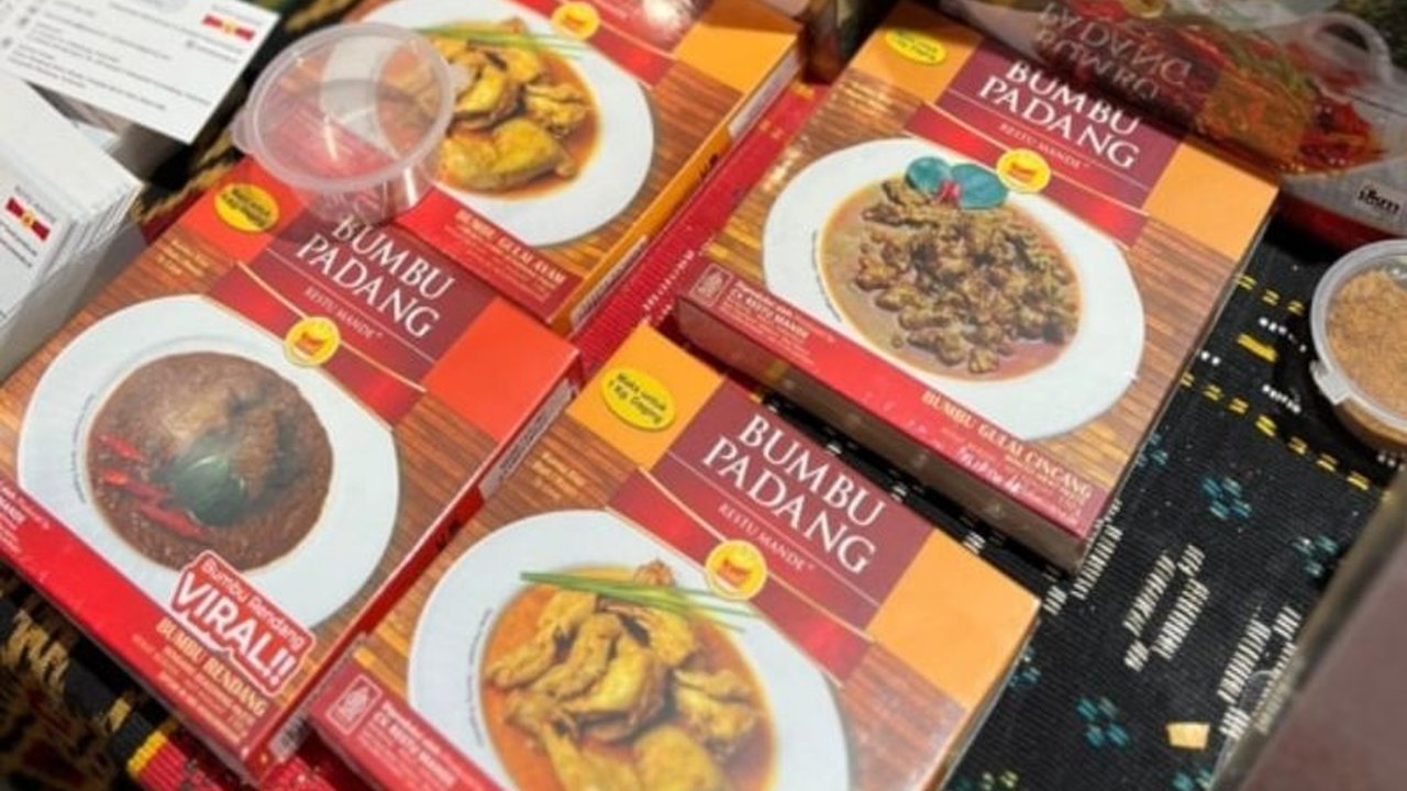 Restu Mande, UMKM Bandung, berhasil memikat dunia di WEF 2025 dengan rendang dan keripiknya, membuktikan potensi UMKM Indonesia di pasar global.