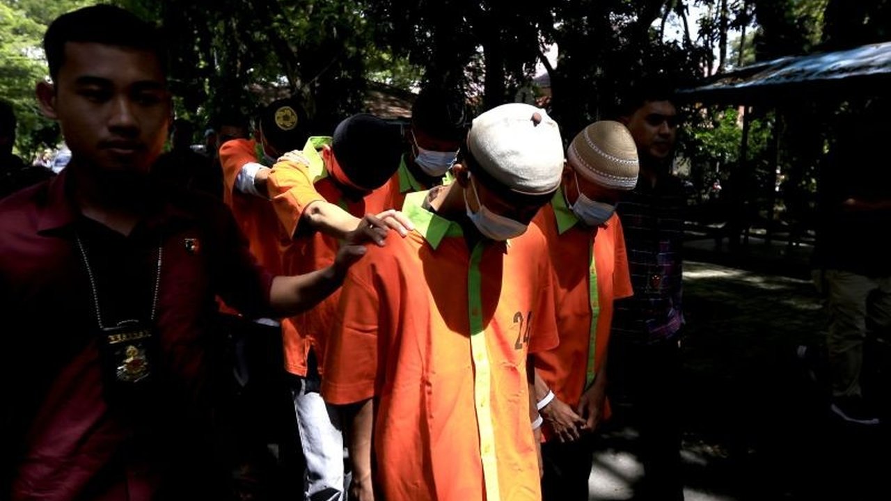 Polda Gorontalo menetapkan 19 tersangka kasus pencabulan terhadap anak 14 tahun di tiga lokasi berbeda; enam ditahan, sisanya wajib lapor, terancam hukuman 5-15 tahun penjara dan denda Rp5 miliar.