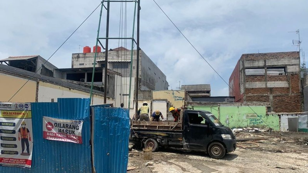 Pembangunan tiga tower SUTET di Kebon Bawang, Jakarta Utara, menuai protes warga karena dinilai tanpa sosialisasi dan berdampak pada lingkungan serta kesehatan warga sekitar.