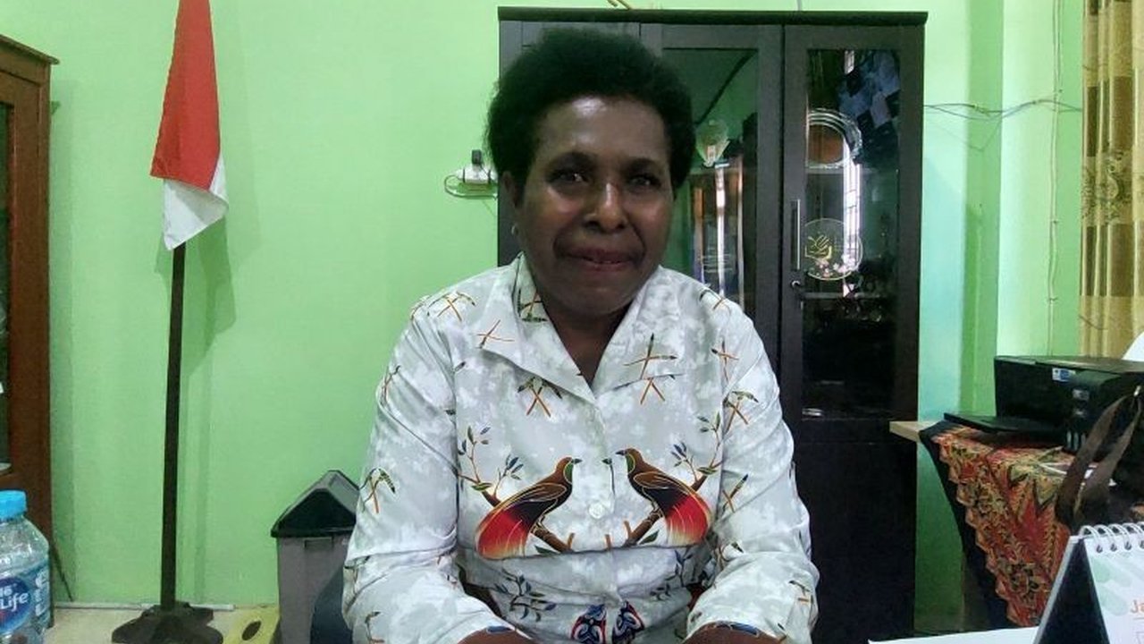 SMA Negeri 2 Kota Sorong, Papua Barat Daya, meluncurkan program literasi membaca untuk meningkatkan minat baca siswa, yang dinilai kurang berdasarkan rapor pendidikan 2024, dengan memanfaatkan dana BOSP untuk pengadaan buku dan waktu membaca wajib 15 meni