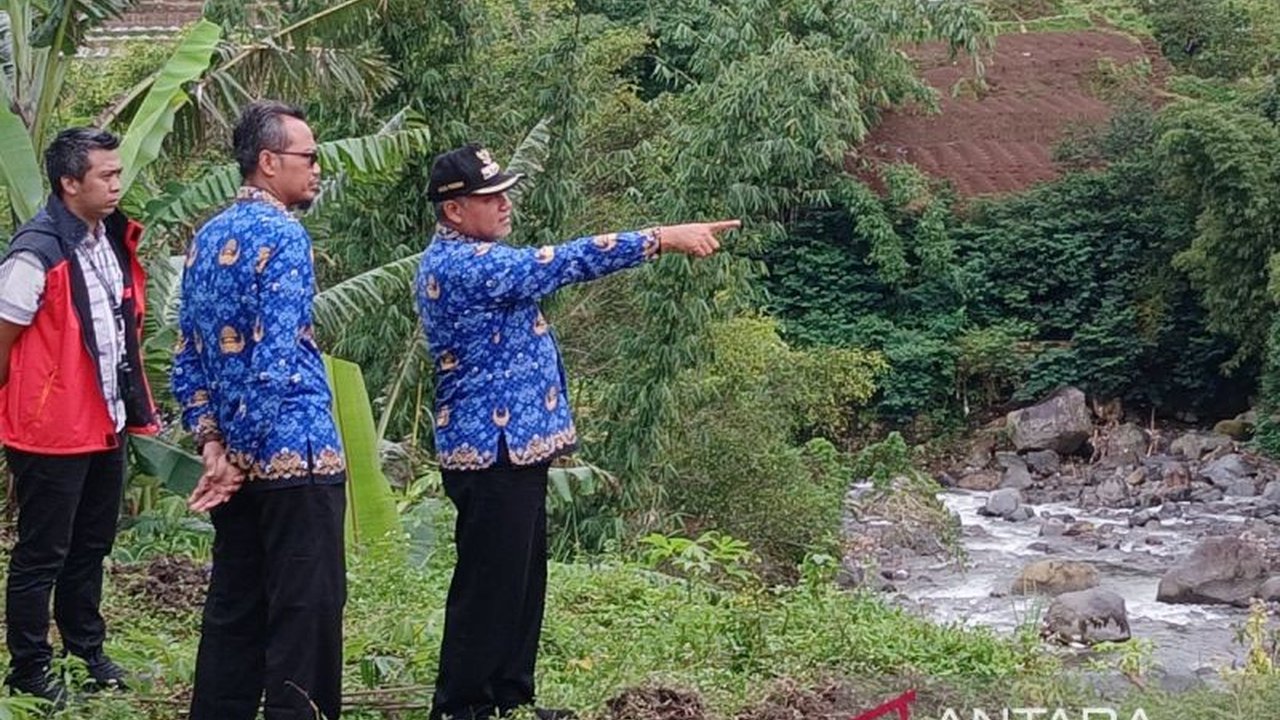 Longsor tebing setinggi 20 meter di jalan Temanggung-Wonosobo mengancam akses jalan utama, membutuhkan penanganan segera dari pemerintah dan pihak terkait untuk mencegah longsor susulan dan perbaikan infrastruktur.
