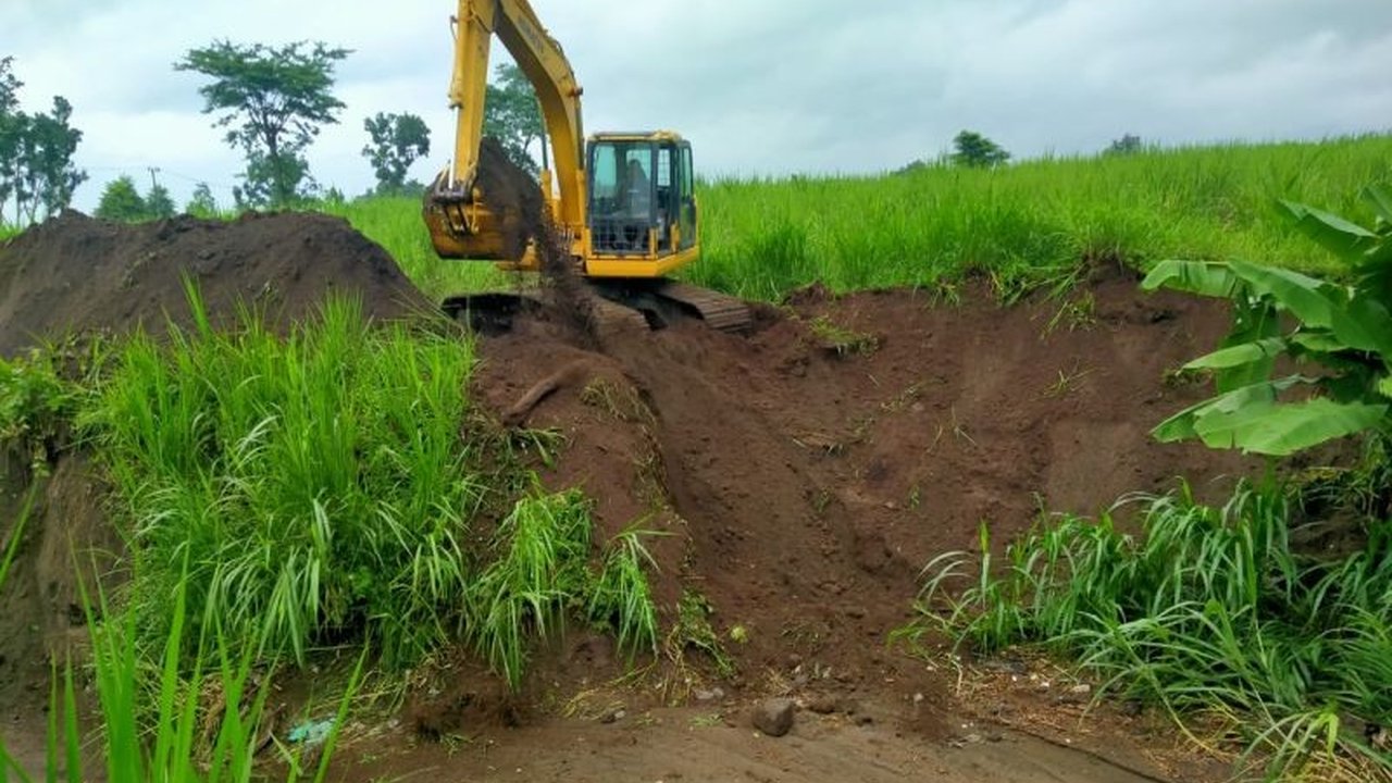 Hujan deras di Kediri mengakibatkan jalan antar desa di Kecamatan Plosoklaten jebol dan kini tengah diperbaiki oleh BPBD Kabupaten Kediri bersama instansi terkait.