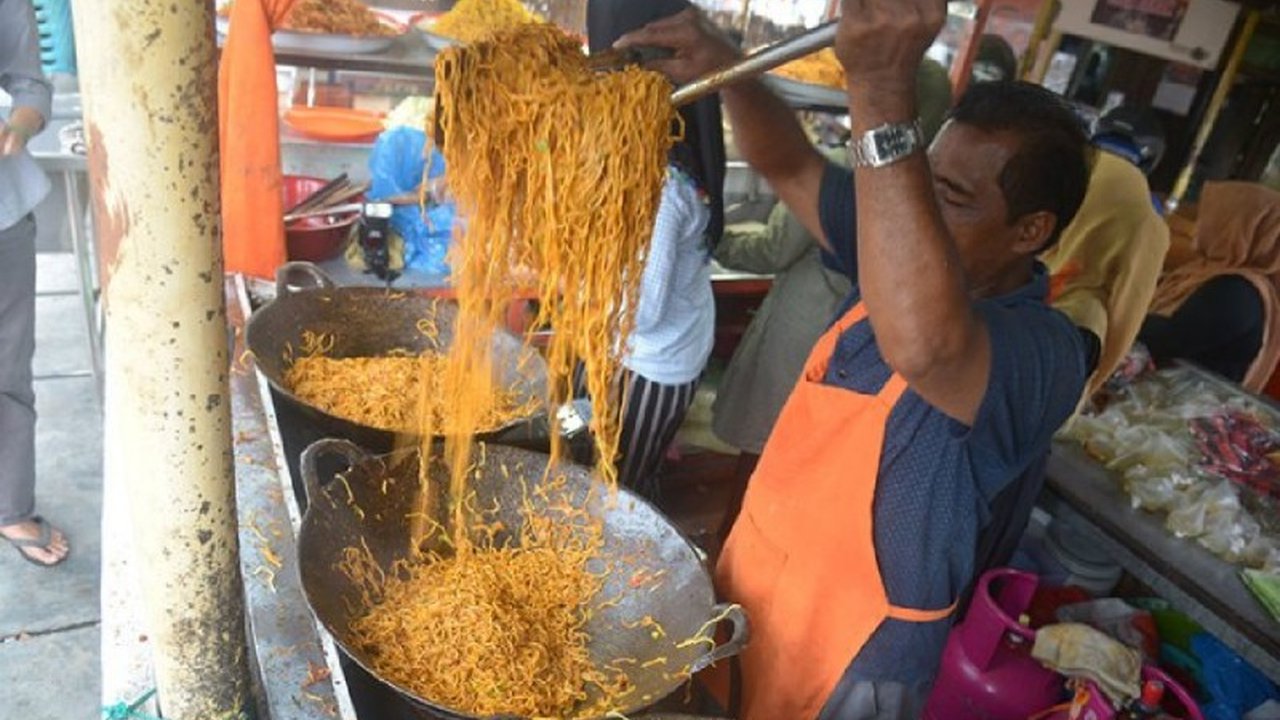 Pusat Riset Kita Kreatif USK menilai Mi Aceh dan Ayam Tangkap memiliki potensi besar menjadi produk ekonomi kreatif global, didukung oleh inovasi dan keberadaan Menteri Ekonomi Kreatif asal Aceh.