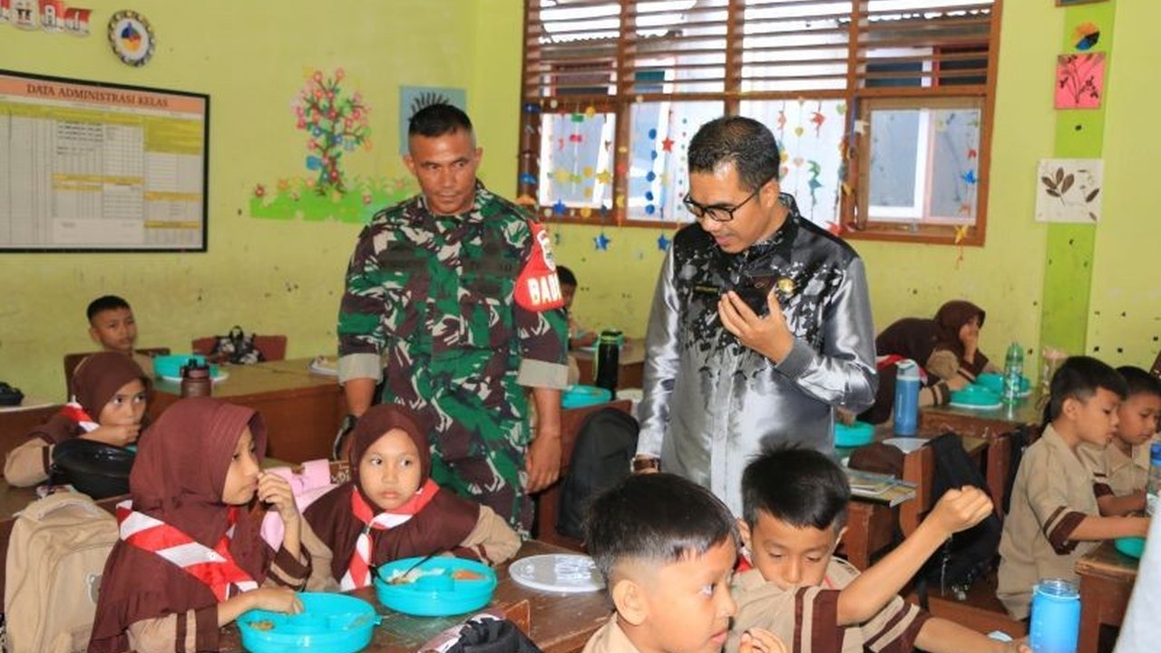 Setelah sempat terhenti karena masalah wadah makan, program Makan Bergizi Gratis (MBG) di Pariaman, Sumatera Barat, kembali dilanjutkan dengan solusi wadah makan stainless steel dan plastik khusus makanan.