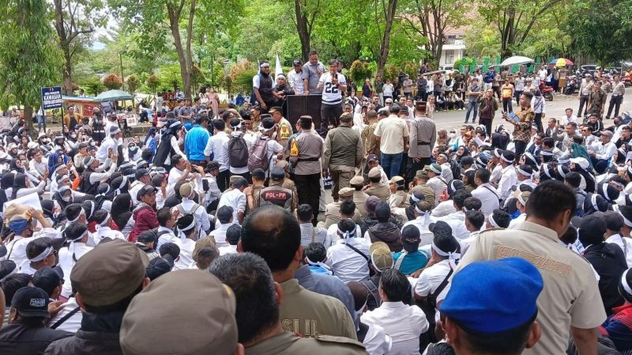 Seorang anggota DPRD Kabupaten Sukabumi, Faisal Akbar Awaludin, berdamai dengan guru honorer R3 setelah sempat bersitegang saat aksi damai di Gedung DPRD terkait tuntutan nasib mereka.