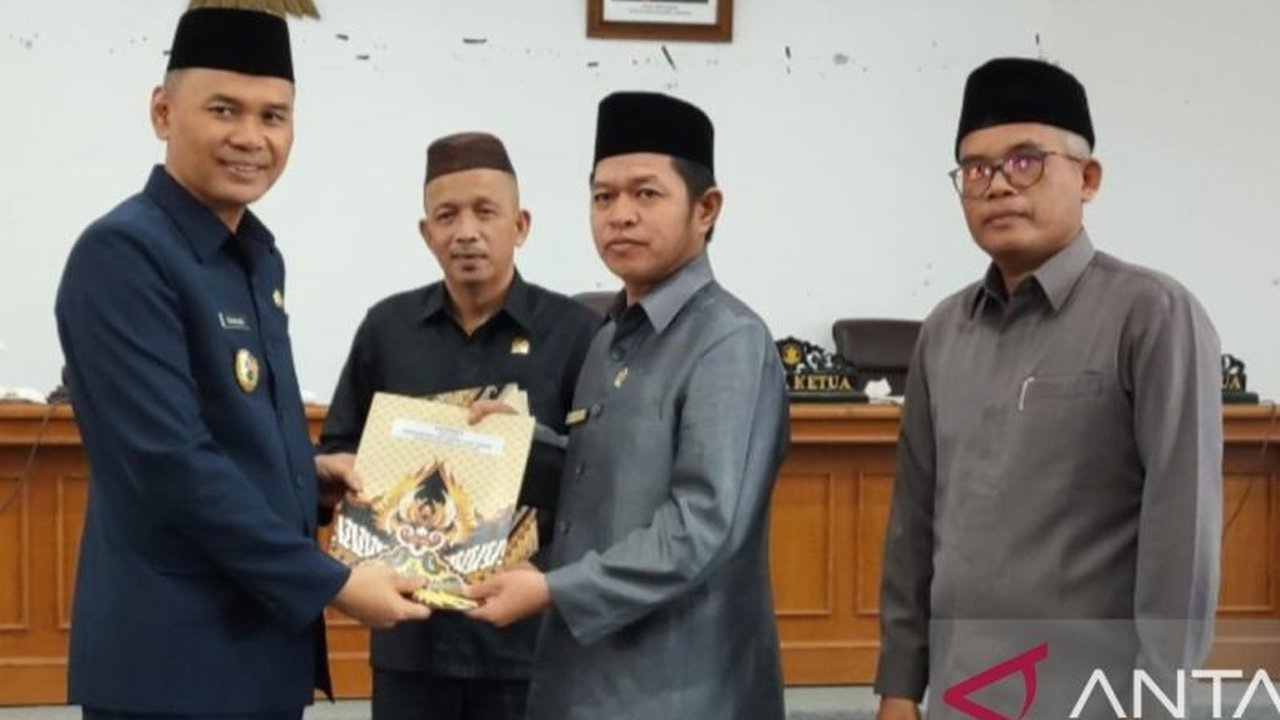 Pemkab Bangka mengusulkan dua Raperda ke DPRD Bangka Belitung; Raperda Perubahan Perda No.7 Tahun 2023 tentang Pajak dan Retribusi Daerah, serta Raperda Perlindungan Lahan Pertanian Pangan Berkelanjutan, untuk memperkuat payung hukum pembangunan daerah.