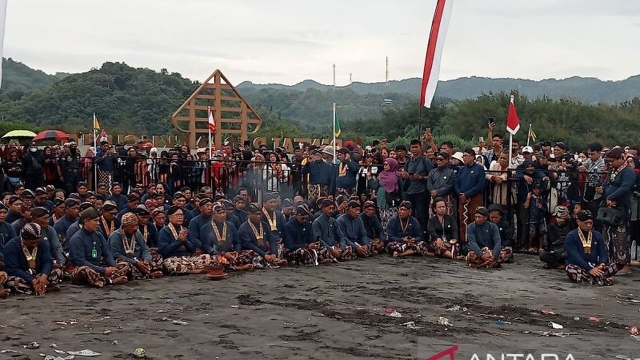 Keraton Ngayogyakarta Hadiningrat menggelar tradisi Labuhan di Pantai Parangkusumo, Bantul, Yogyakarta pada 30 Januari sebagai upaya pelestarian budaya dan sejarah, sekaligus introspeksi perjalanan berdirinya Yogyakarta dan Indonesia.