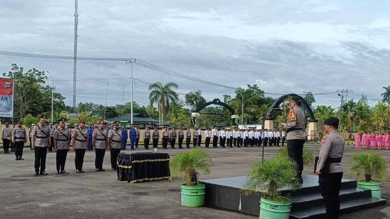 Kapolres Mimika meminta seluruh personelnya menjaga keamanan dan ketertiban masyarakat menjelang putusan sengketa Pilkada di MK, seraya menekankan pentingnya komunikasi dan sinergi dengan berbagai pihak.