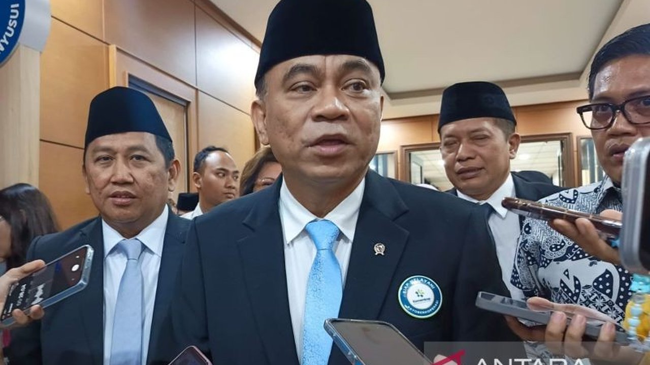 Menteri Koperasi Budi Arie Setiadi mengingatkan masyarakat agar berhati-hati terhadap tawaran investasi koperasi dengan bunga simpanan tinggi, karena berpotensi penipuan.