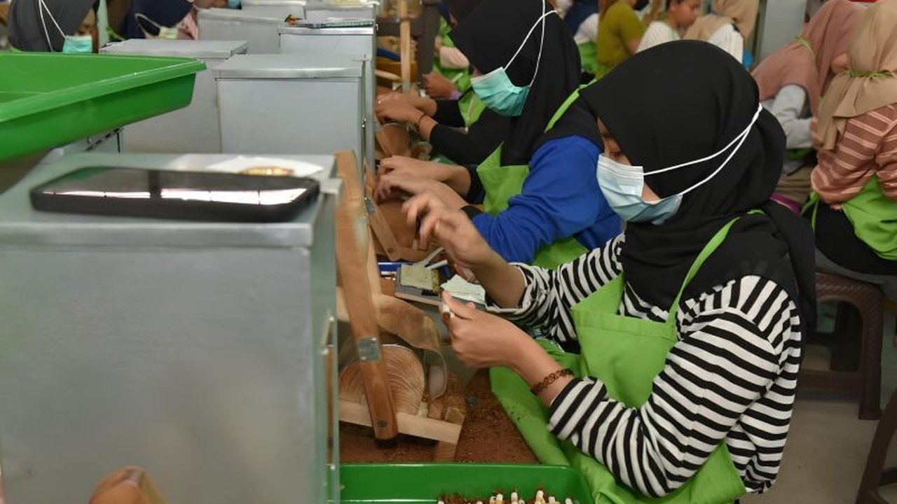 Bea Cukai Mataram menargetkan penerimaan cukai Rp25 miliar di 2025, meningkat dari realisasi tahun lalu Rp23,26 miliar, berkat tambahan perusahaan di kawasan pabrik hasil tembakau (APHT).